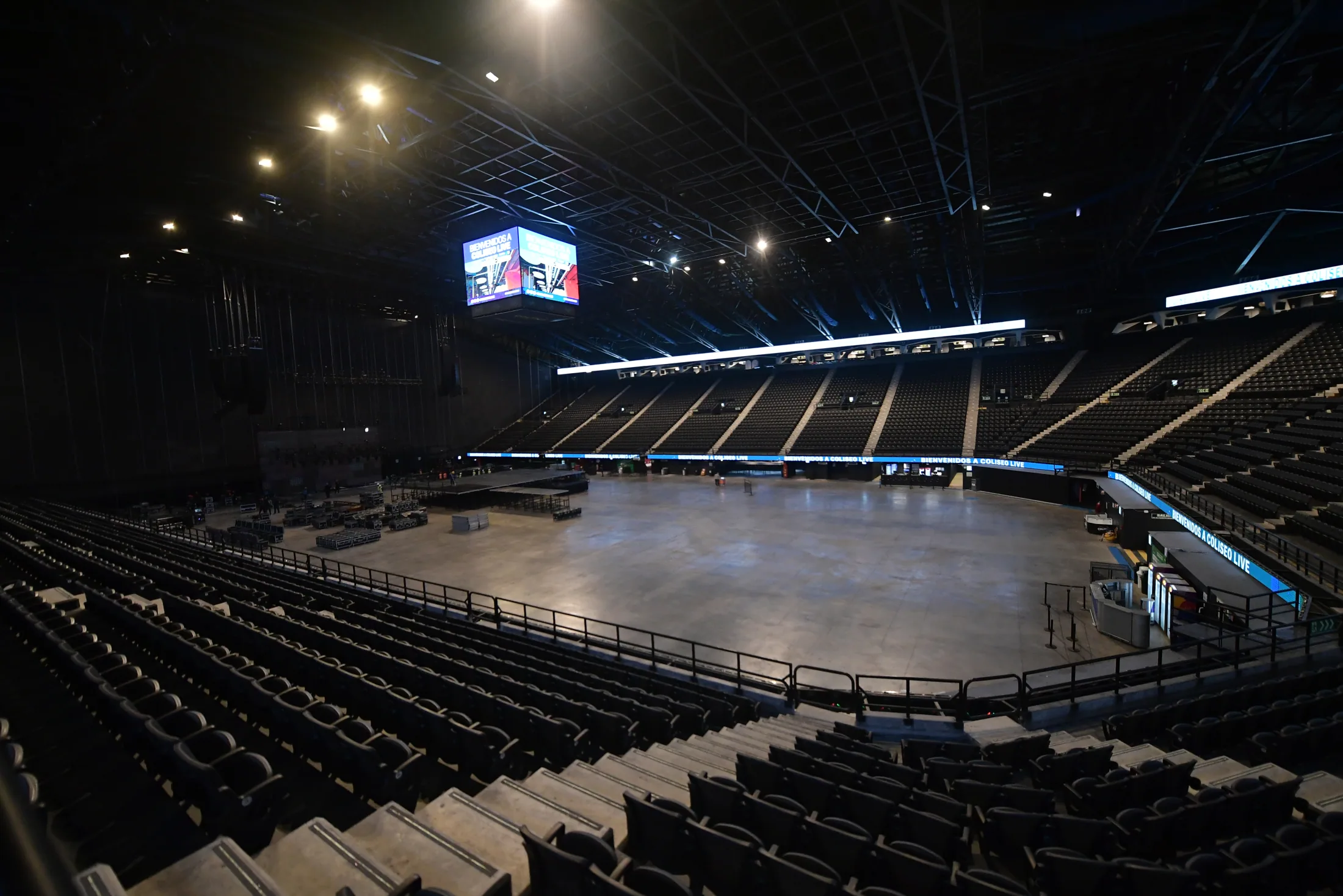 Interior y graderías del Coliseo MedPlus vistos desde la arena